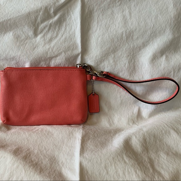 Small Coach coral wristlet - Picture 5 of 5